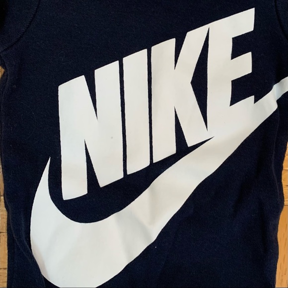 🌟3/$15🌟Nike Large Logo Bodysuit Black White Size 0-6 M - Picture 3 of 6